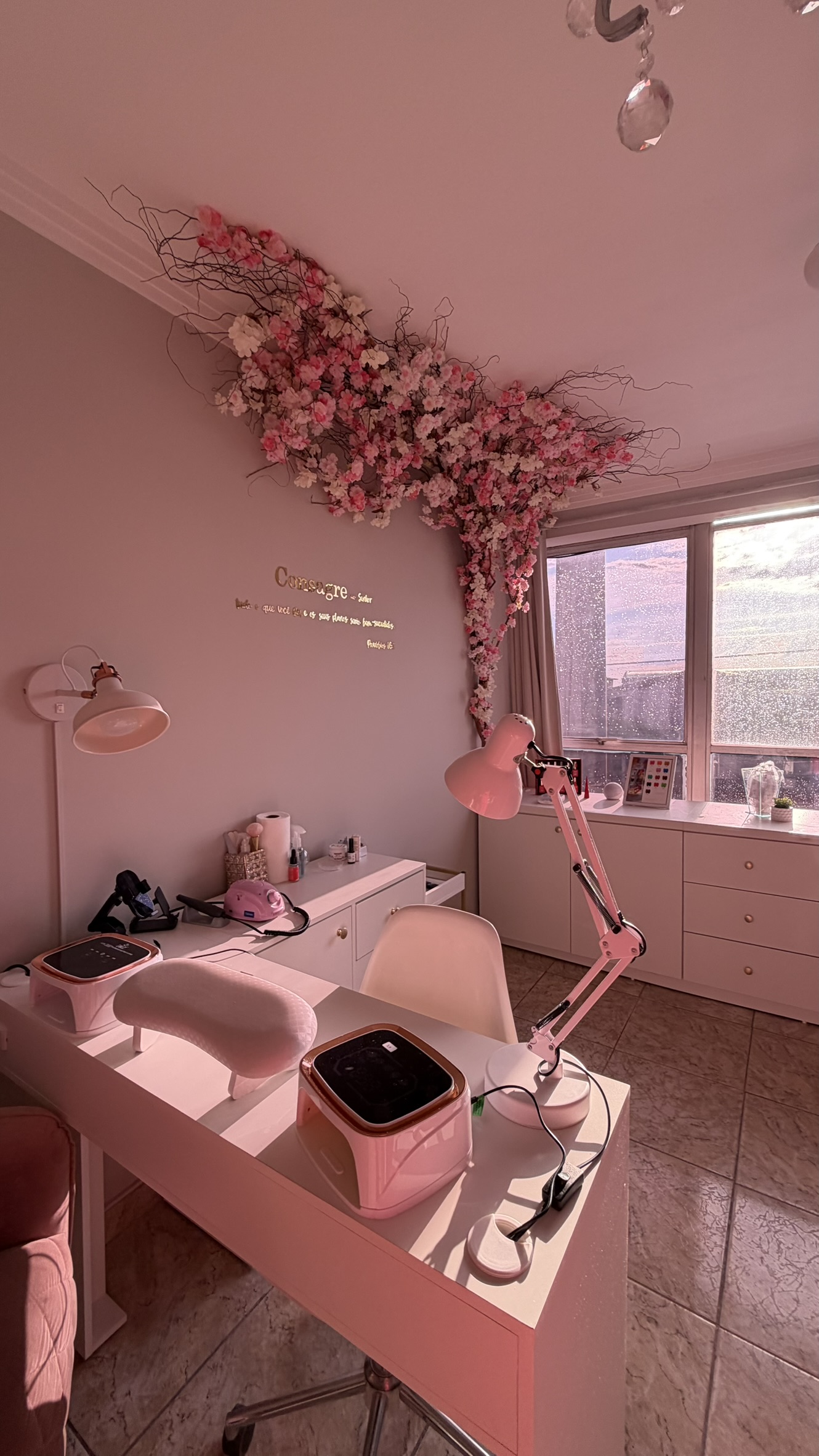 Sala de atendimento do Espaço Mel Alves com decoração floral e iluminação suave